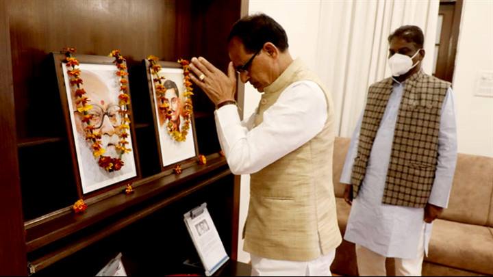 मुख्यमंत्री श्री चौहान ने शहीद चंद्रशेखर आजाद और राष्ट्रवादी विचारक नानाजी देशमुख को किया नमन